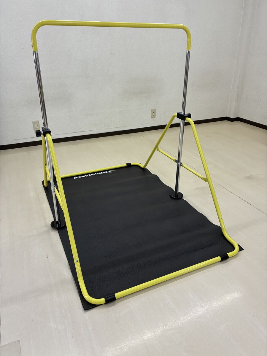マットを敷いた室内用の鉄棒