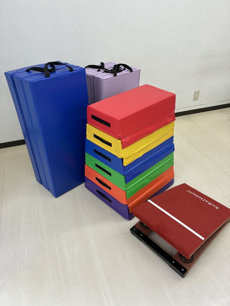 色ごとに段が分かれた跳び箱と厚みのあるマット
