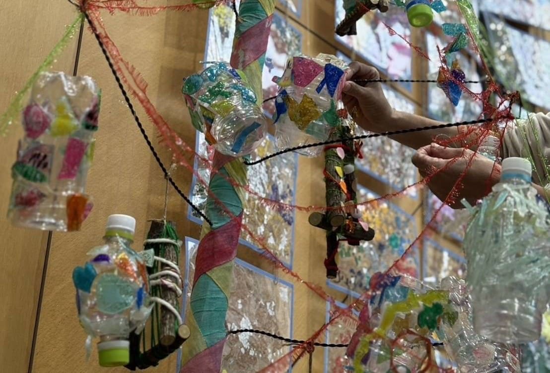 色とりどりの制作物が飾られた室内