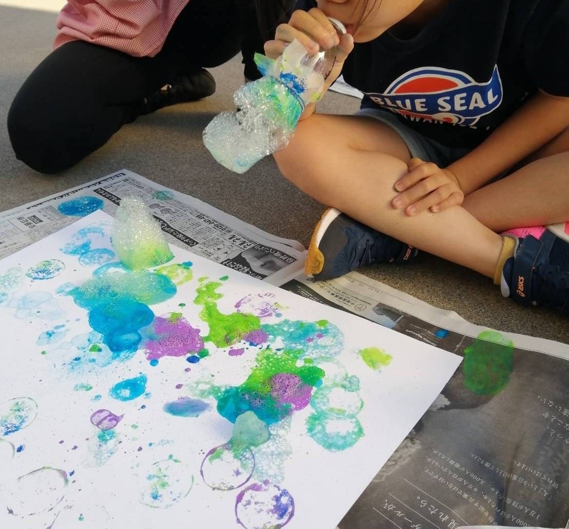 色水を使った制作活動の様子