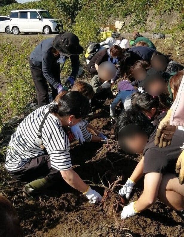 工作でつくった作品を身につけている子どもたち